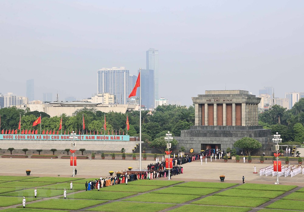 Đại biểu Quốc hội khóa XV vào Lăng viếng Chủ tịch Hồ Chí Minh