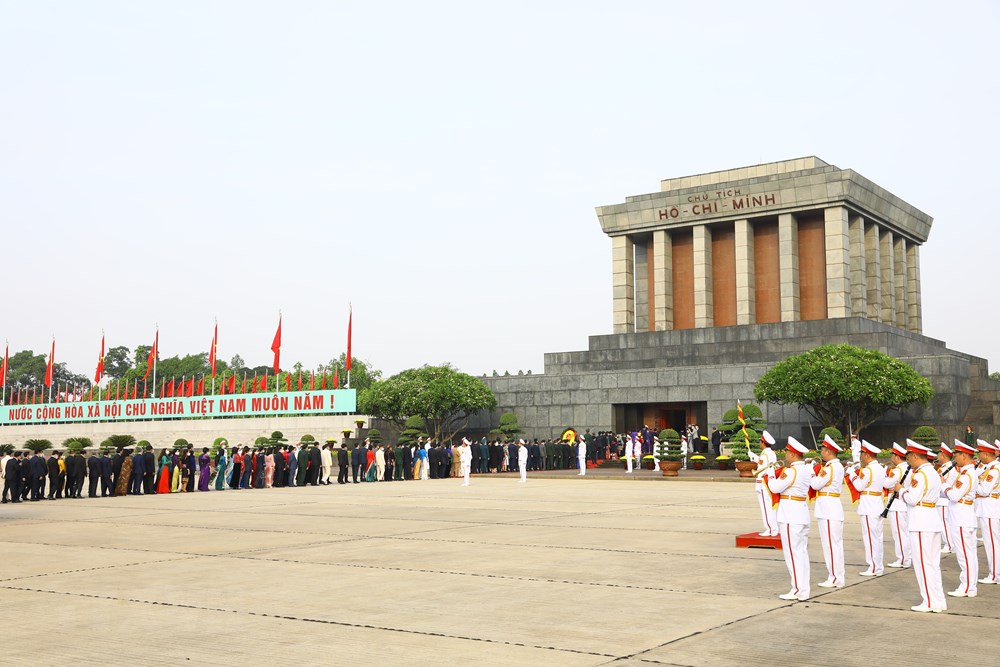 Đại biểu Quốc hội khóa XV vào Lăng viếng Chủ tịch Hồ Chí Minh