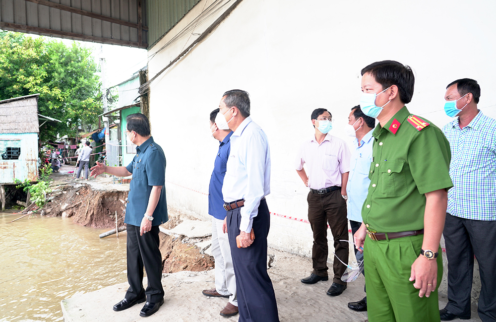 Thường trực Tỉnh ủy An Giang thăm, tặng quà các hộ dân bị sạt lở phường Mỹ Thạnh và lực lượng làm nhiệm vụ tại Chốt kiểm soát dịch COVID-19 Vàm Cống