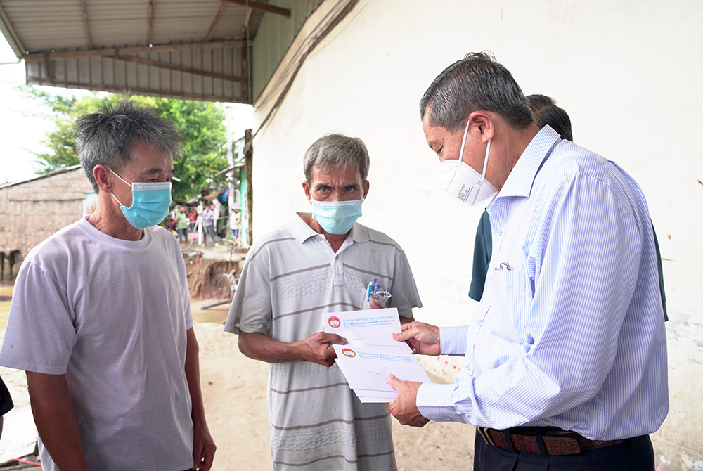 Thường trực Tỉnh ủy An Giang thăm, tặng quà các hộ dân bị sạt lở phường Mỹ Thạnh và lực lượng làm nhiệm vụ tại Chốt kiểm soát dịch COVID-19 Vàm Cống