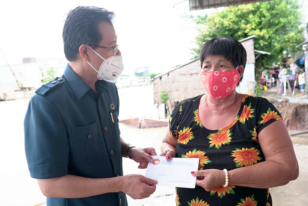 Thường trực Tỉnh ủy An Giang thăm, tặng quà các hộ dân bị sạt lở phường Mỹ Thạnh và lực lượng làm nhiệm vụ tại Chốt kiểm soát dịch COVID-19 Vàm Cống