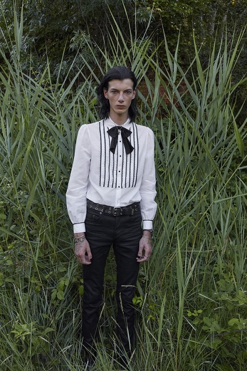 Saint Laurent đem phong cách năm 70 và thiên nhiên trở lại BST nam xuân hè 2022