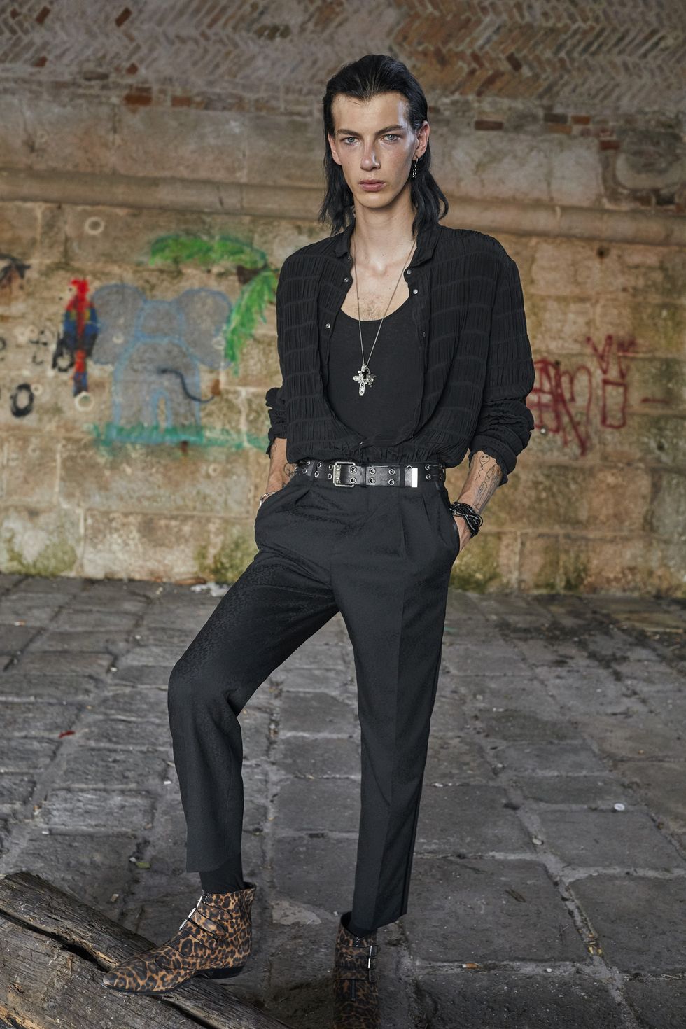 Saint Laurent đem phong cách năm 70 và thiên nhiên trở lại BST nam xuân hè 2022