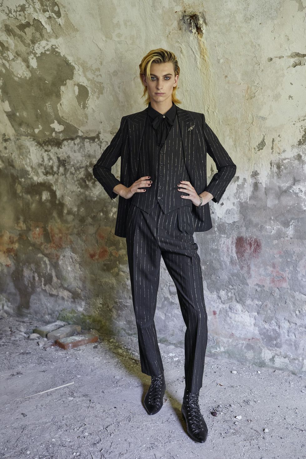 Saint Laurent đem phong cách năm 70 và thiên nhiên trở lại BST nam xuân hè 2022