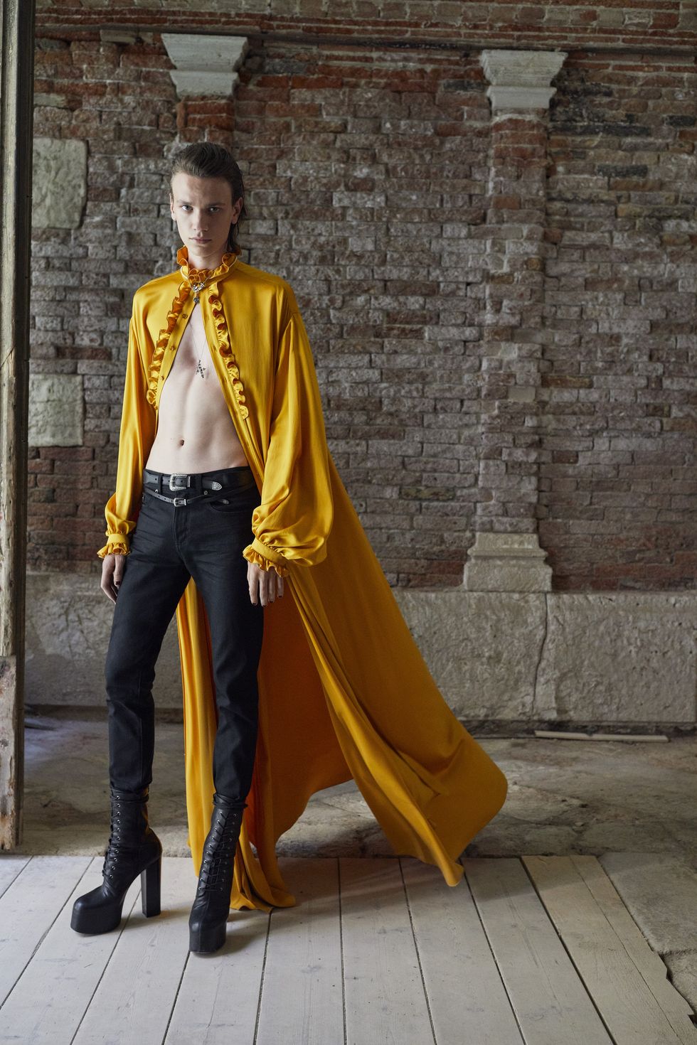 Saint Laurent đem phong cách năm 70 và thiên nhiên trở lại BST nam xuân hè 2022
