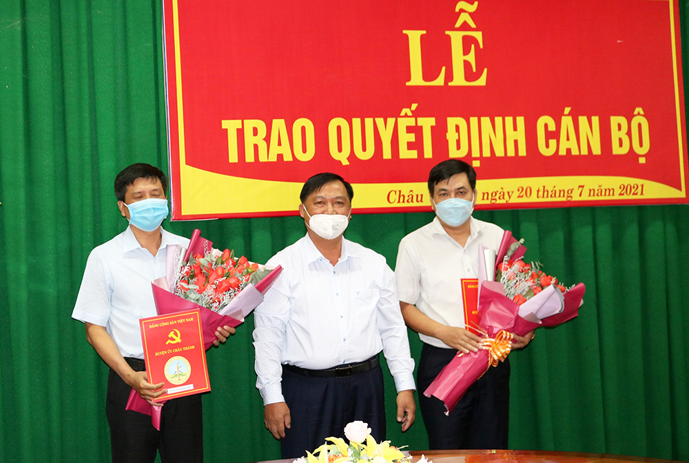Huyện ủy Châu Thành trao quyết định cán bộ