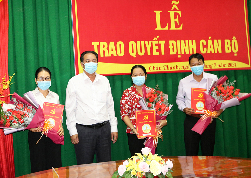 Huyện ủy Châu Thành trao quyết định cán bộ