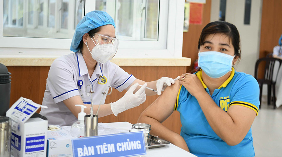 TP.HCM tiêm vắc xin COVID-19 đợt 5, người lớn tuổi và bệnh nền được tiêm