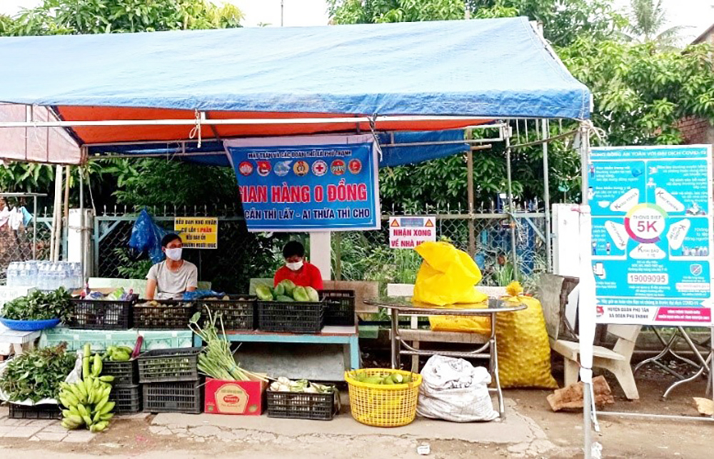 Huyện Phú Tân nhân rộng “Gian hàng 0 đồng” ở 18/18 xã, thị trấn