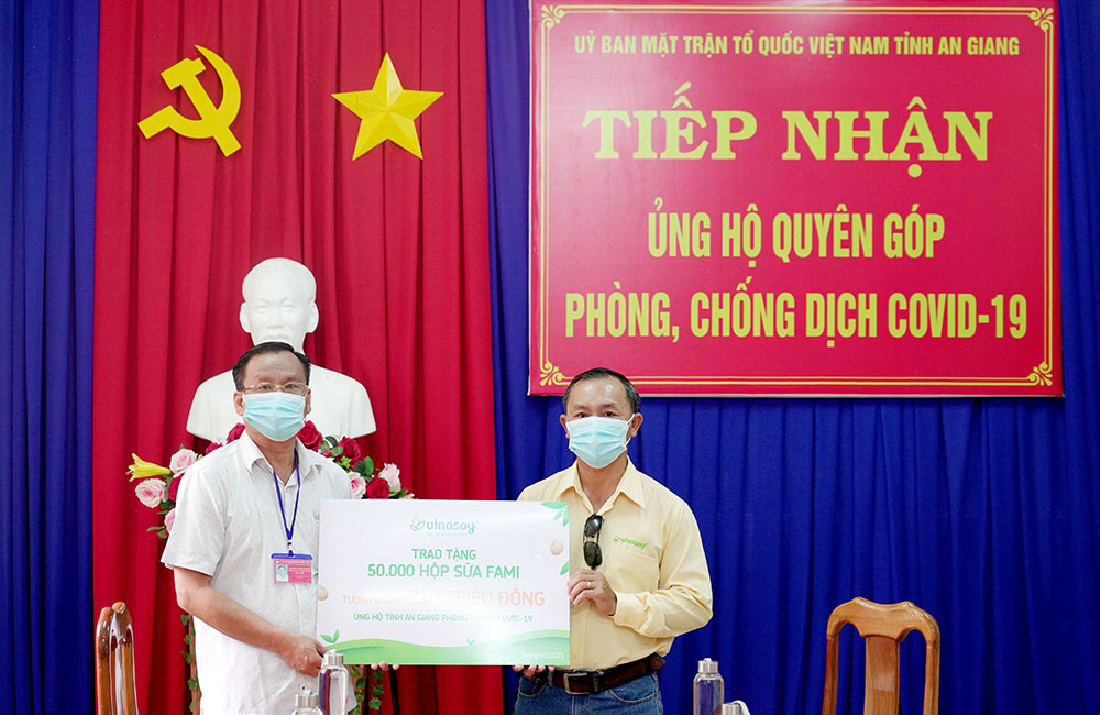 UBMTTQVN tỉnh An Giang tiếp nhận 50.000 hộp sữa Fami hỗ trợ công tác phòng, chống dịch bệnh COVID-19
