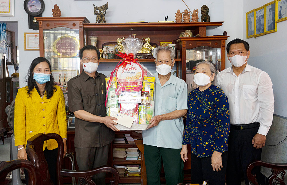 Bí thư Tỉnh ủy An Giang Lê Hồng Quang thăm, tặng quà các mẹ Việt Nam Anh hùng và gia đình chính sách tiêu biểu nhân kỷ niệm 74 năm ngày Thương binh - Liệt sĩ