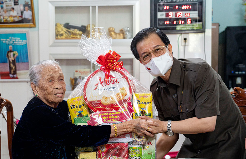 Bí thư Tỉnh ủy An Giang Lê Hồng Quang thăm, tặng quà các mẹ Việt Nam Anh hùng và gia đình chính sách tiêu biểu nhân kỷ niệm 74 năm ngày Thương binh - Liệt sĩ
