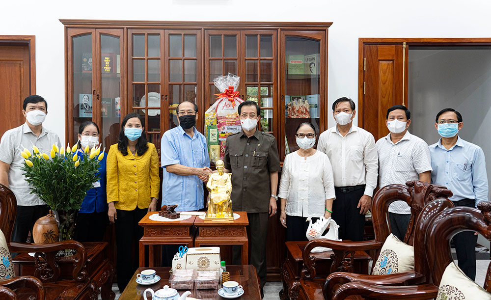 Bí thư Tỉnh ủy An Giang Lê Hồng Quang thăm, tặng quà các mẹ Việt Nam Anh hùng và gia đình chính sách tiêu biểu nhân kỷ niệm 74 năm ngày Thương binh - Liệt sĩ