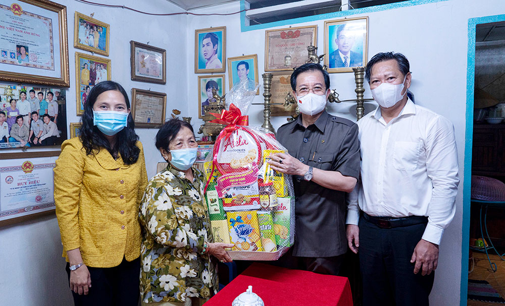 Bí thư Tỉnh ủy An Giang Lê Hồng Quang thăm, tặng quà các mẹ Việt Nam Anh hùng và gia đình chính sách tiêu biểu nhân kỷ niệm 74 năm ngày Thương binh - Liệt sĩ