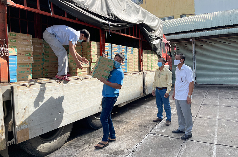 UBMTTQVN tỉnh An Giang tiếp nhận 50.000 hộp sữa Fami hỗ trợ công tác phòng, chống dịch bệnh COVID-19