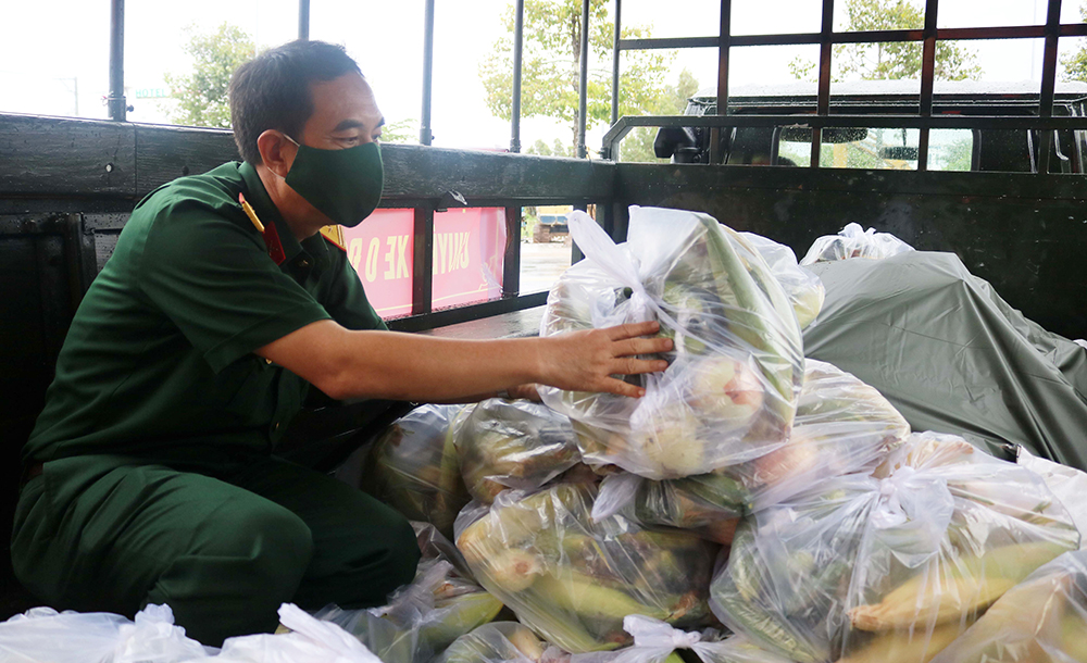 Hỗ trợ người dân khu vực phong tỏa phường Mỹ Thới