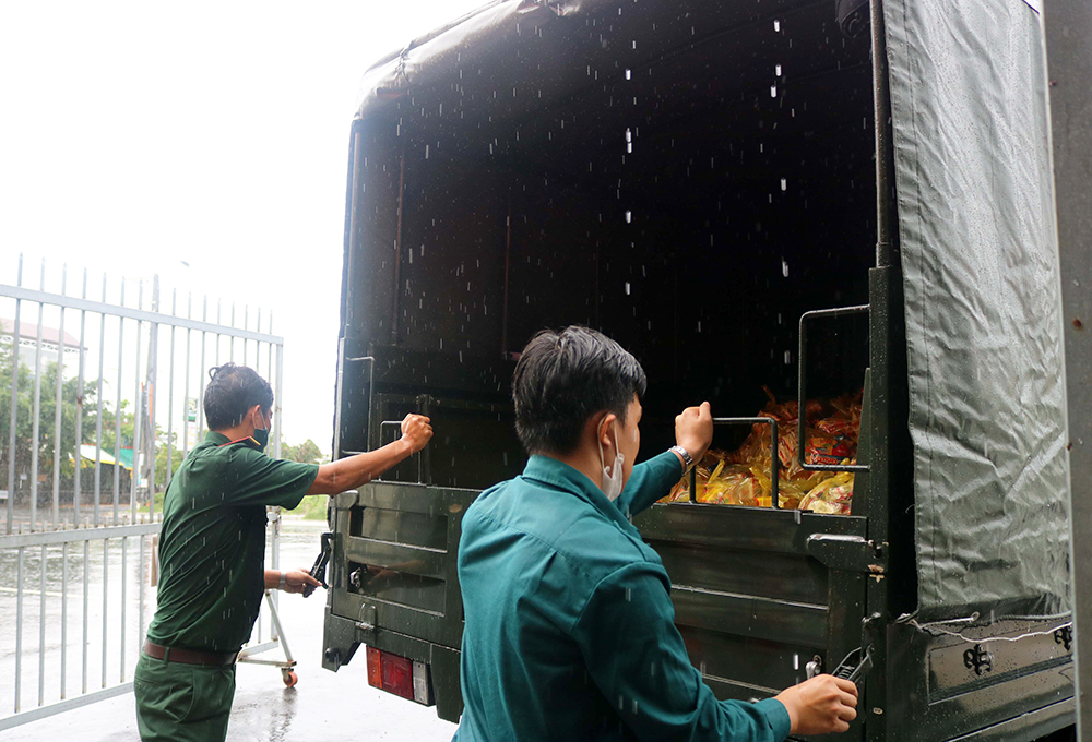 Hỗ trợ người dân khu vực phong tỏa phường Mỹ Thới