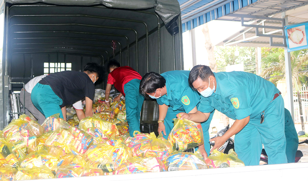 Hỗ trợ người dân khu vực phong tỏa phường Mỹ Thới