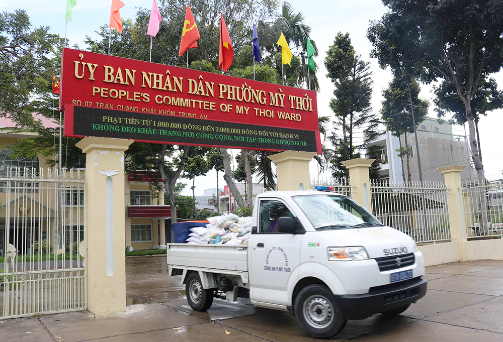 Hỗ trợ người dân khu vực phong tỏa phường Mỹ Thới