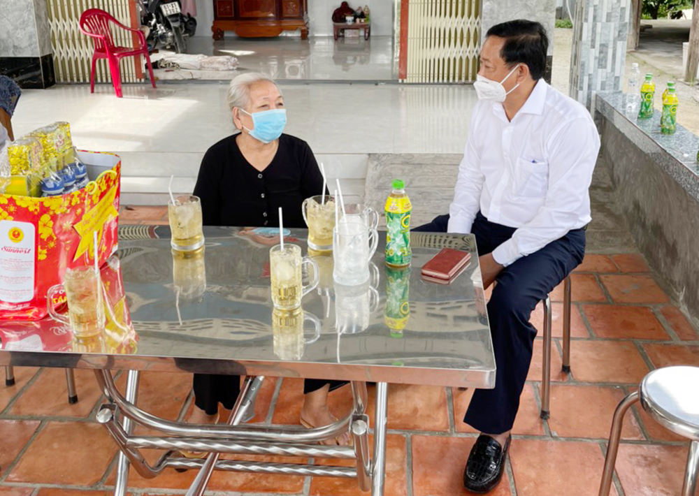 Thăm, tặng quà gia đình chính sách huyện Tri Tôn