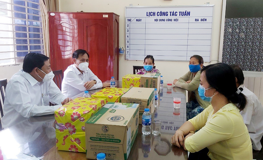 An Phú tặng quà gia đình chính sách nhân ngày Thương binh - Liệt sĩ 27-7