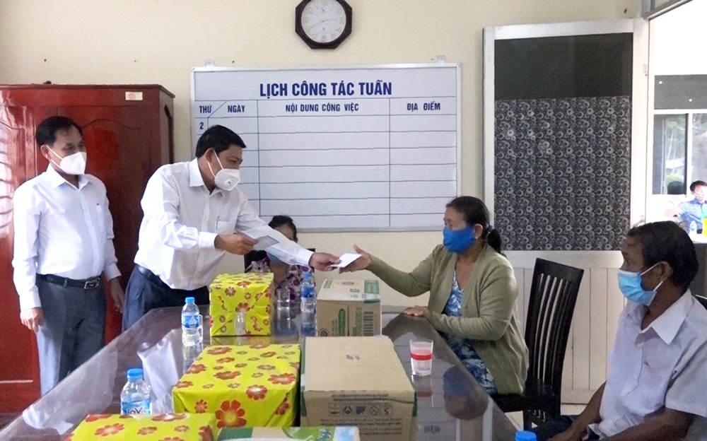 An Phú tặng quà gia đình chính sách nhân ngày Thương binh - Liệt sĩ 27-7