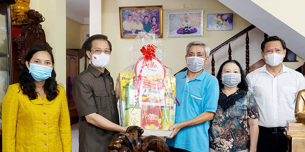 Bí thư Tỉnh ủy An Giang Lê Hồng Quang thăm, tặng quà các mẹ Việt Nam Anh hùng và gia đình chính sách tiêu biểu nhân kỷ niệm 74 năm ngày Thương binh - Liệt sĩ