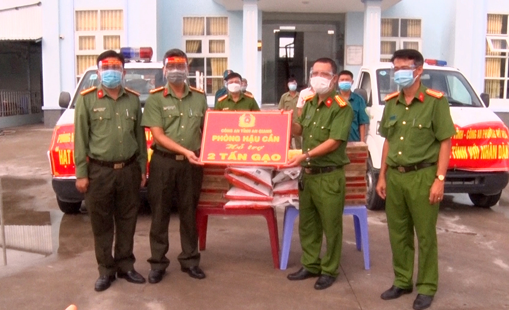 Trao quà thiết yếu cho các hộ dân gặp khó khăn bị ảnh hưởng dịch COVID-19 ở 2 phường Mỹ Xuyên và Mỹ Hòa