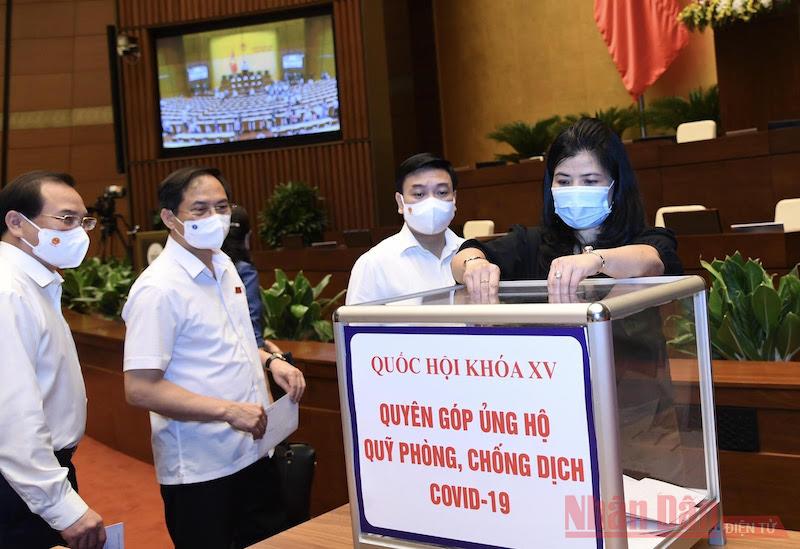 Các đại biểu Quốc hội quyên góp ủng hộ Quỹ phòng, chống dịch COVID-19