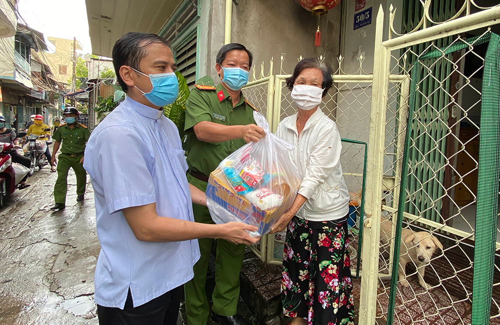 Trao quà thiết yếu cho các hộ dân gặp khó khăn bị ảnh hưởng dịch COVID-19 ở 2 phường Mỹ Xuyên và Mỹ Hòa
