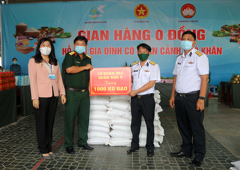 Nhiều hỗ trợ cho “Gian hàng 0 đồng” của lực lượng vũ trang tỉnh An Giang