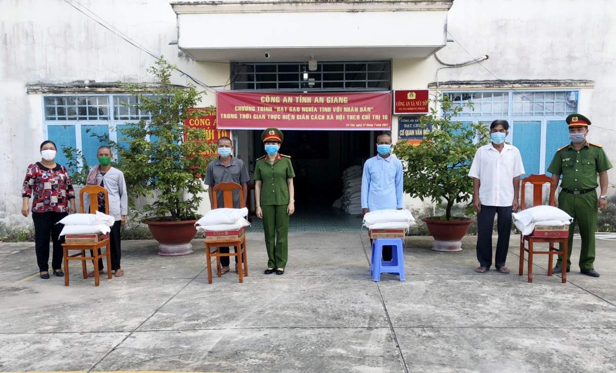 Tri Tôn hỗ trợ trên 3.100 phần quà cho người dân bị ảnh hưởng dịch bệnh COVID-19