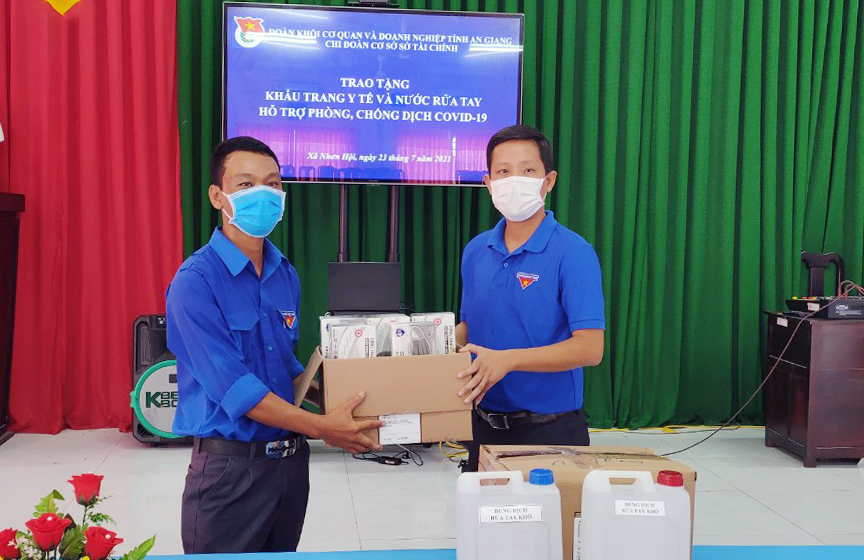 Sở Tài chính An Giang tặng quà gia đình chính sách và lực lượng làm nhiệm vụ phòng, chống dịch bệnh COVID-19 xã Nhơn Hội