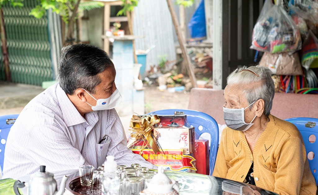 Phó Bí thư Thường trực Tỉnh ủy, Chủ tịch HĐND tỉnh An Giang Lê Văn Nưng thăm, tặng quà các mẹ Việt Nam Anh hùng nhân kỷ niệm 74 năm ngày Thương binh - Liệt sĩ