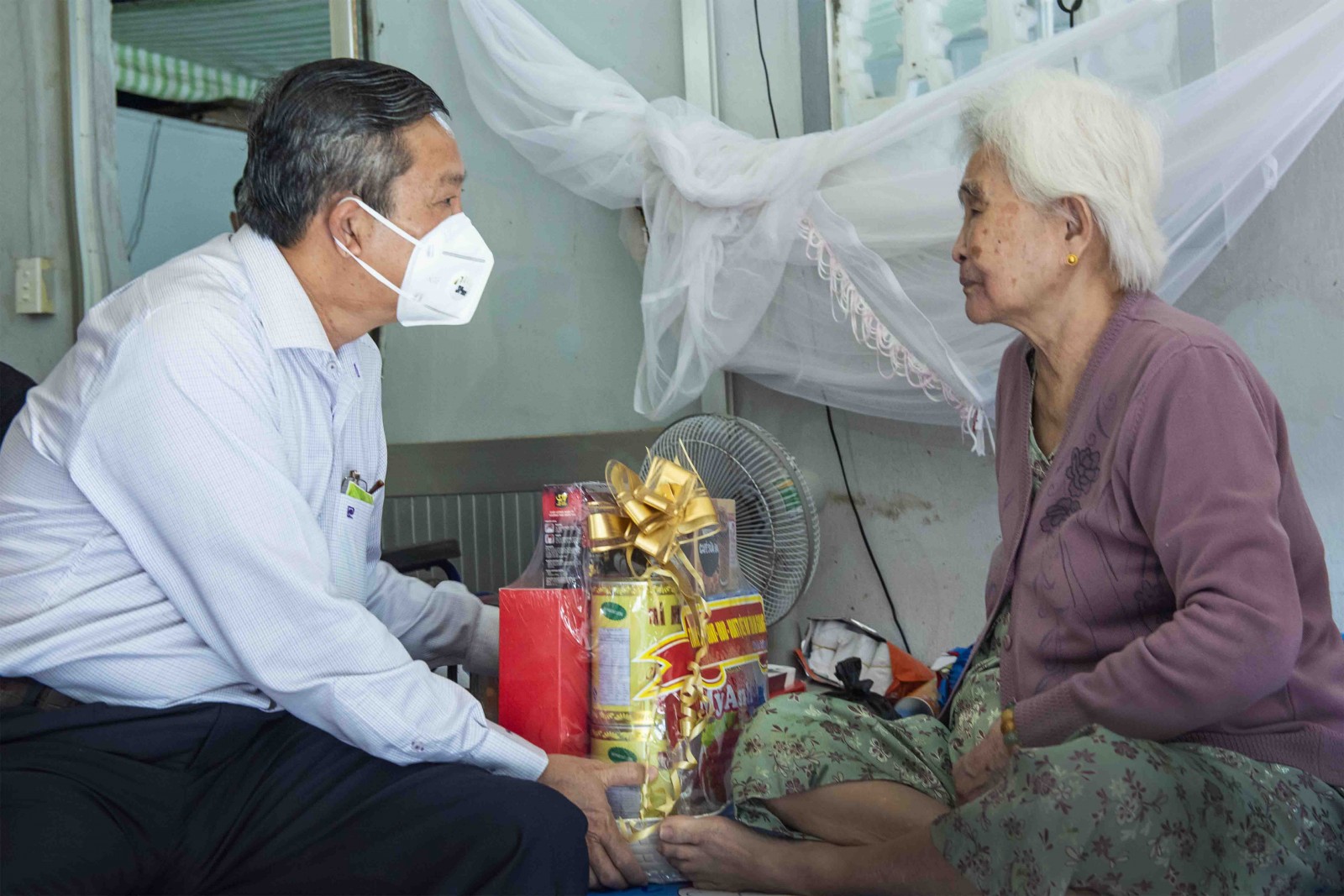 Phó Bí thư Thường trực Tỉnh ủy, Chủ tịch HĐND tỉnh An Giang Lê Văn Nưng thăm, tặng quà mẹ Việt Nam Anh hùng và mẹ của Anh hùng lực lượng vũ trang nhân dân