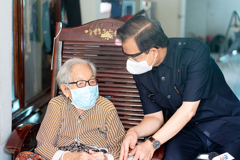 Bí thư Tỉnh ủy An Giang Lê Hồng Quang thăm, tặng quà các mẹ Việt Nam Anh hùng nhân kỷ niệm 74 năm ngày Thương binh - Liệt sĩ