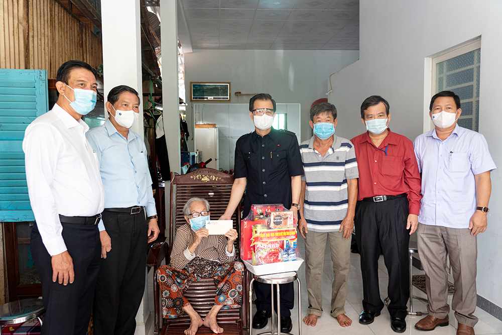 Bí thư Tỉnh ủy An Giang Lê Hồng Quang thăm, tặng quà các mẹ Việt Nam Anh hùng nhân kỷ niệm 74 năm ngày Thương binh - Liệt sĩ