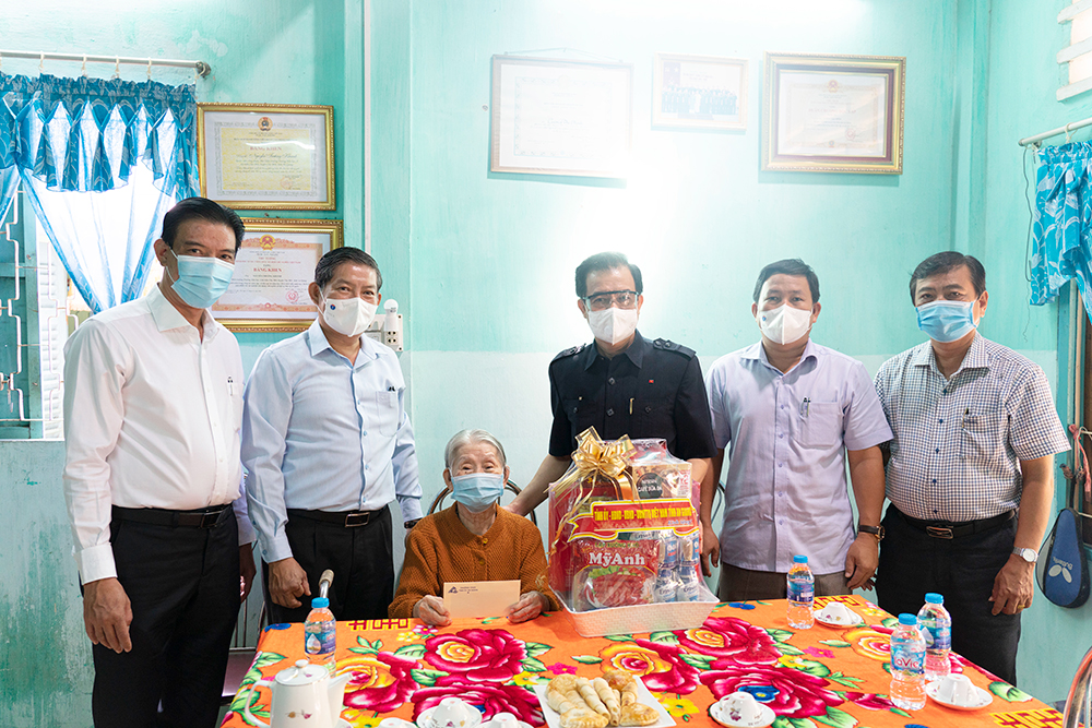 Bí thư Tỉnh ủy An Giang Lê Hồng Quang thăm, tặng quà các mẹ Việt Nam Anh hùng nhân kỷ niệm 74 năm ngày Thương binh - Liệt sĩ