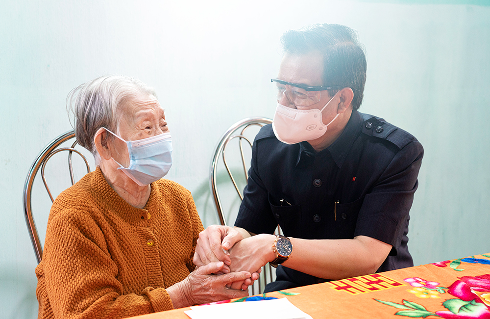 Bí thư Tỉnh ủy An Giang Lê Hồng Quang thăm, tặng quà các mẹ Việt Nam Anh hùng nhân kỷ niệm 74 năm ngày Thương binh - Liệt sĩ