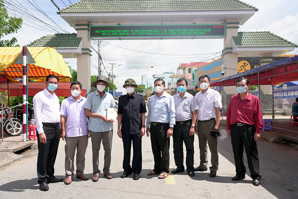 Bí thư Tỉnh ủy Lê Hồng Quang thăm các chốt kiểm soát dịch COVID-19 huyện Chợ Mới