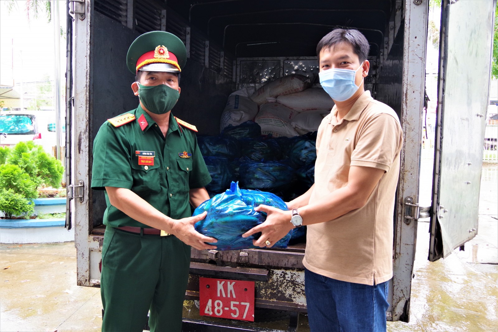 Lữ đoàn Pháo binh 6 hỗ trợ nhu yếu phẩm cho người dân