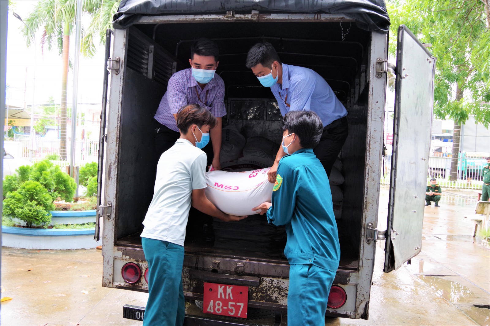 Lữ đoàn Pháo binh 6 hỗ trợ nhu yếu phẩm cho người dân