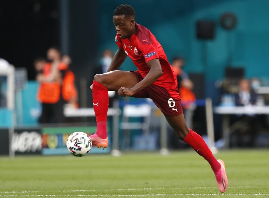 MU ép giá Saul, Arsenal mua Zakaria