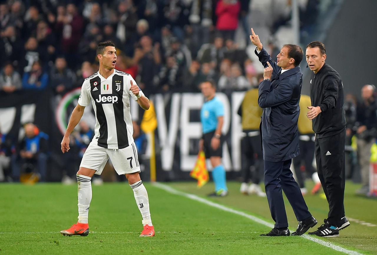 Ronaldo "chiến tranh lạnh" với Juventus: Cơ hội cho nhà giàu PSG