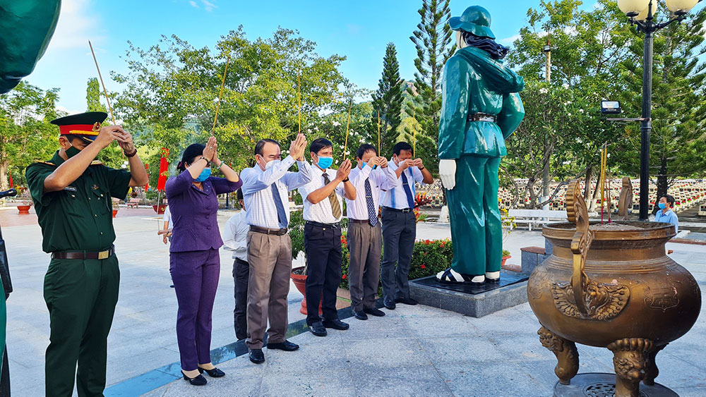 Lãnh đạo tỉnh viếng Nghĩa trang liệt sĩ tỉnh nhân kỷ niệm 74 năm ngày Thương binh - Liệt sĩ 27-7