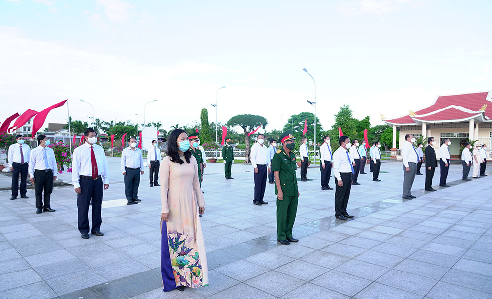 Lãnh đạo tỉnh viếng Nghĩa trang liệt sĩ tỉnh nhân kỷ niệm 74 năm ngày Thương binh - Liệt sĩ 27-7