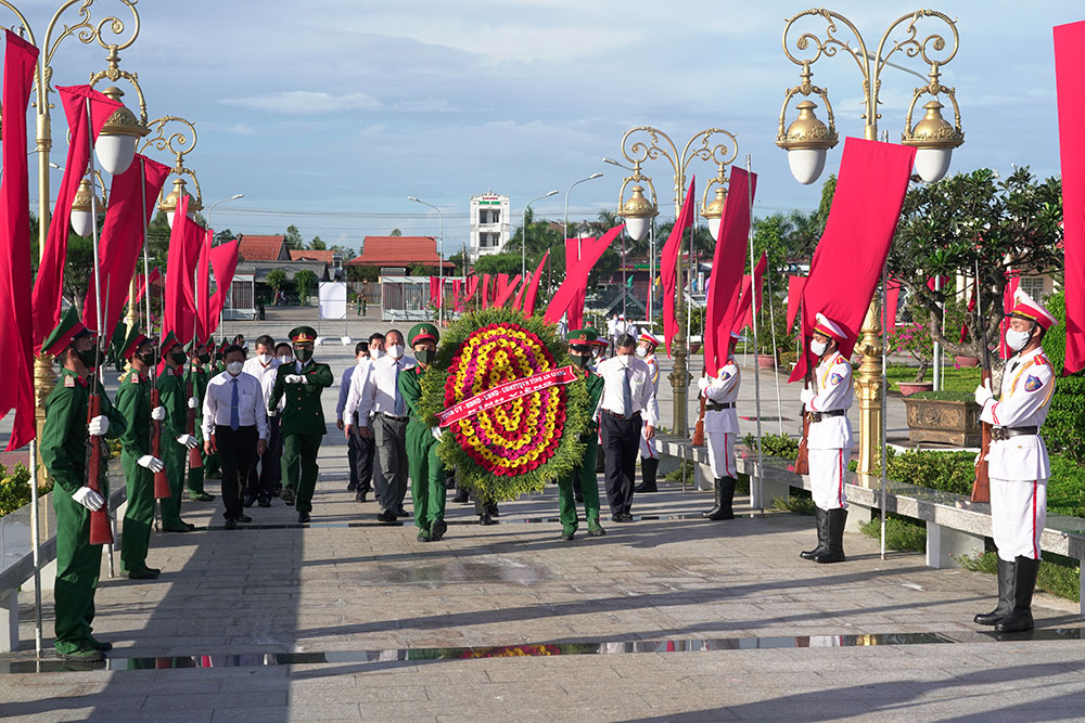 Lãnh đạo tỉnh viếng Nghĩa trang liệt sĩ tỉnh nhân kỷ niệm 74 năm ngày Thương binh - Liệt sĩ 27-7