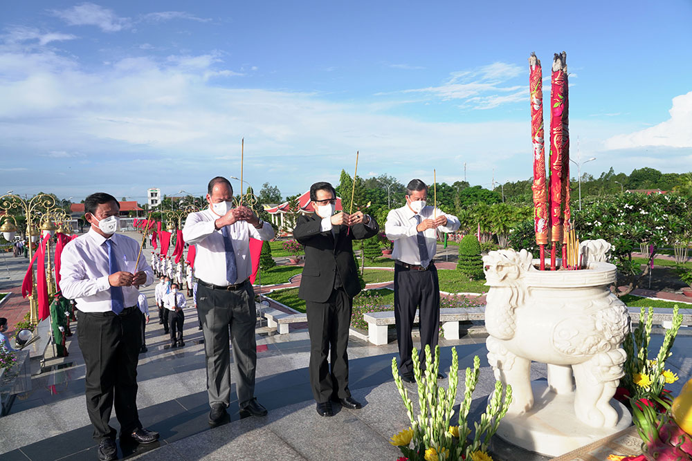 Lãnh đạo tỉnh viếng Nghĩa trang liệt sĩ tỉnh nhân kỷ niệm 74 năm ngày Thương binh - Liệt sĩ 27-7