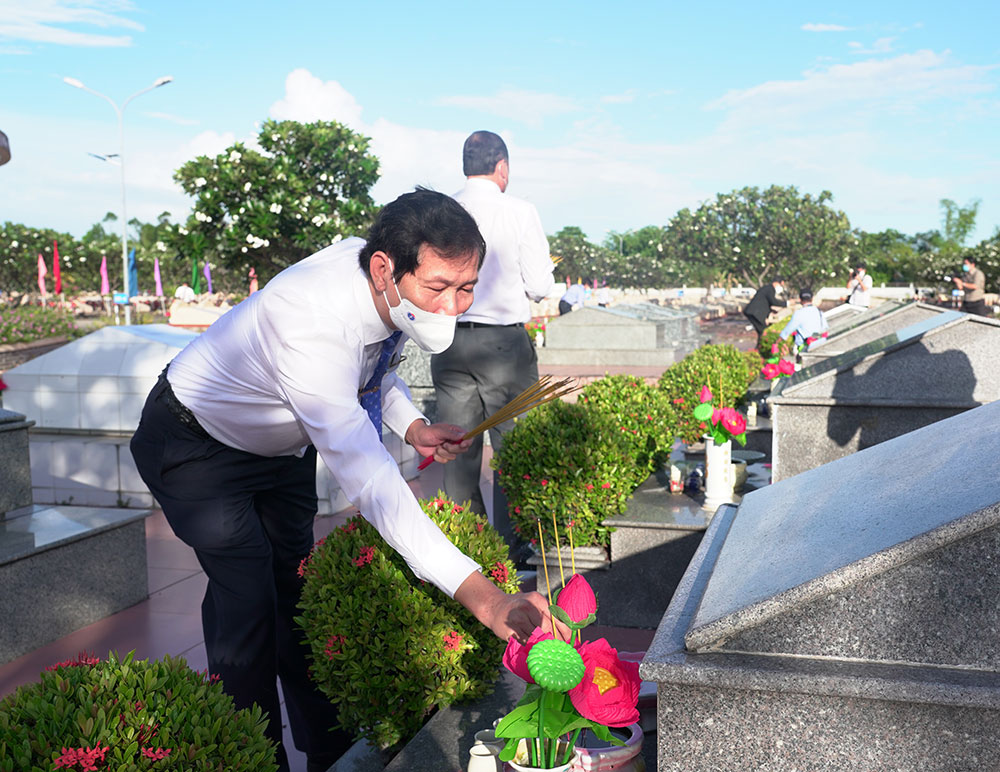 Lãnh đạo tỉnh viếng Nghĩa trang liệt sĩ tỉnh nhân kỷ niệm 74 năm ngày Thương binh - Liệt sĩ 27-7