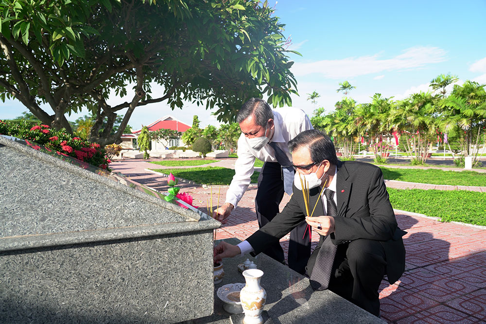 Lãnh đạo tỉnh viếng Nghĩa trang liệt sĩ tỉnh nhân kỷ niệm 74 năm ngày Thương binh - Liệt sĩ 27-7